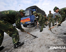 回望2008：抗击冰雪灾害[组图]